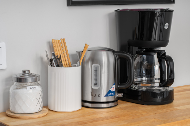 Encimera con cafetera de filtro, hervidor eléctrico y recipientes para utensilios