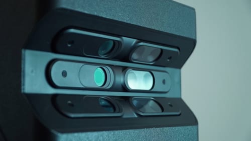 Primer plano de las lentes de una cámara Matterport 3D